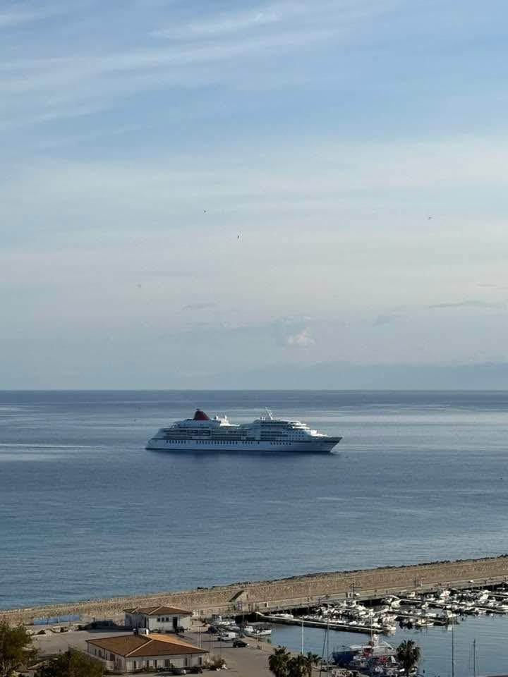 La Ms Europa di fronte a Tropea, la Perla del Tirreno