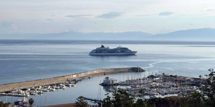 La nave da crociera Ms Europa di fronte a Tropea, la Perla del Tirreno