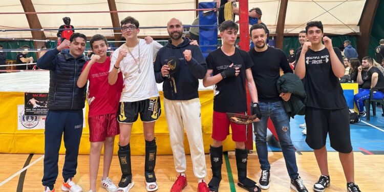 I giovani atleti di Vibo Valentia guidati dal maestro Manuel Criseo, al centro
