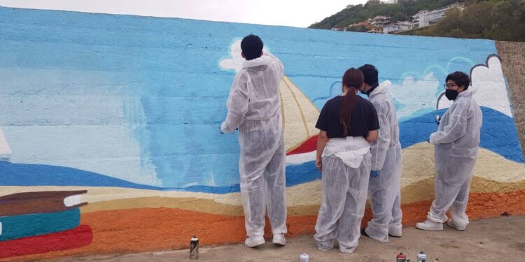 Porto di Vibo Marina: studenti dell’Industriale decorano il molo rosso con murales d’artista – Foto