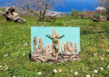 Vibo, legno dalla spiaggia e il Cristo del fratello scomparso: l’omaggio di Nicola a don Peppino Fiorillo