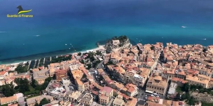 Una immagine aerea di Tropea scattata dall'elicottero della Guardia di Finanza, che ha eseguito l'operazione Call Me