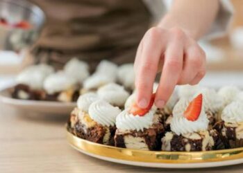 Nell'immagine un pasticciere all'opera