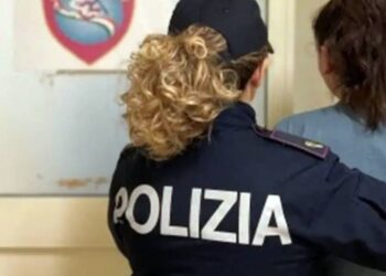 Una agente della Polizia consola la vittima di un reato