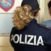 Una agente della Polizia consola la vittima di un reato