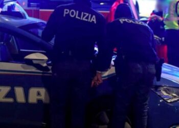 Gli agenti di Polizia insieme all'ambulanza del 118