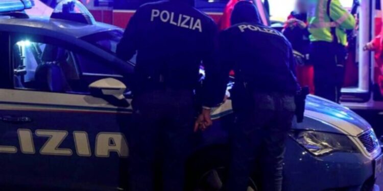 Gli agenti di Polizia insieme all'ambulanza del 118