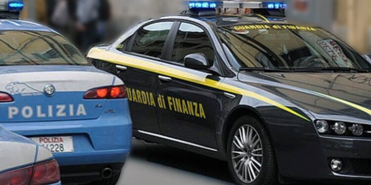 Le auto della Polizia e della Guardia di finanza