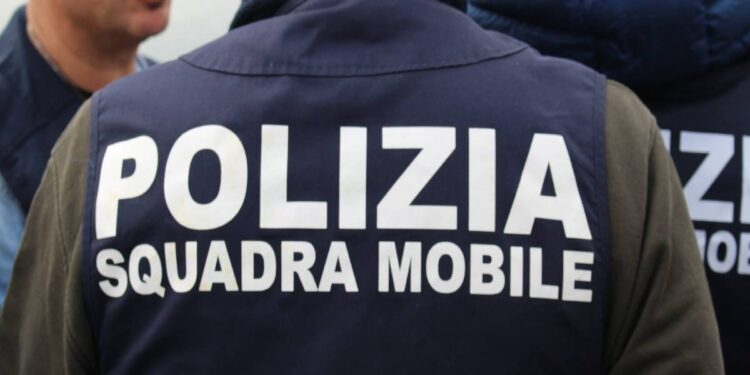 Un agente della Squadra Mobile della Polizia di Stato