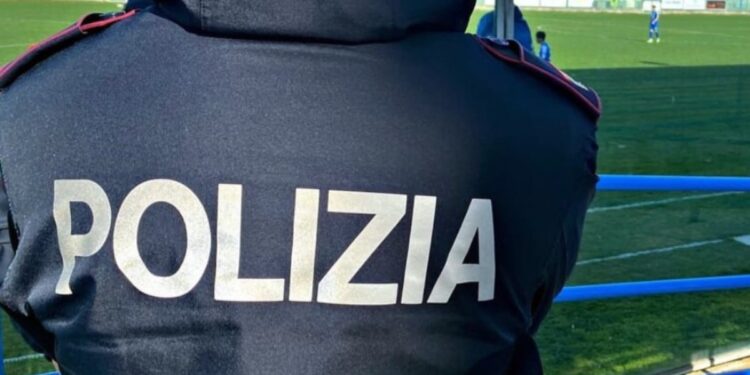 Un agente di polizia vicino a un campo da gioco