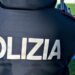 Un agente di polizia vicino a un campo da gioco