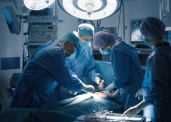 Un'intervento medico all'interno di una sala operatoria