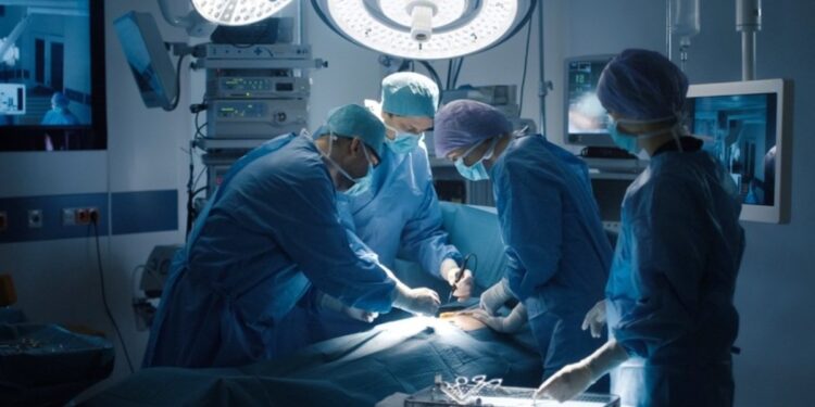 Un'intervento medico all'interno di una sala operatoria
