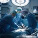Un'intervento medico all'interno di una sala operatoria