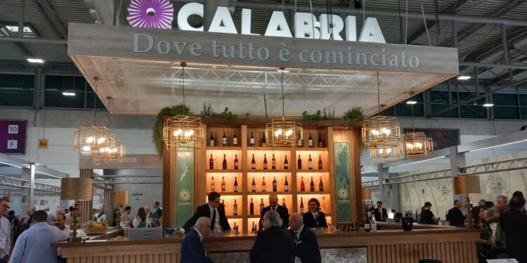 La Calabria protagonista al Vinitaly 2025: incontri degustazioni, masterclass e talk show