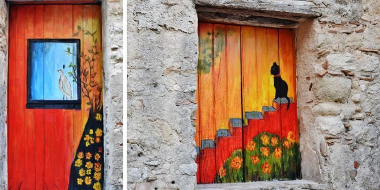 A Zungri inaugurato il portone dipinto dal gruppo di bambini del corso d’arte di Tropea