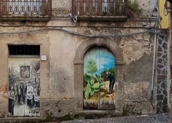 Zungri, bimbi pronti a dipingere un portone: iniziativa dell’associazione “Il Giardino di Persefone”