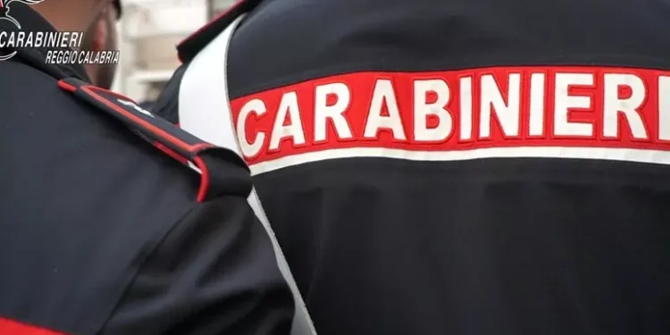 Spari contro la vetrina di una boutique in Calabria: paura in pieno giorno