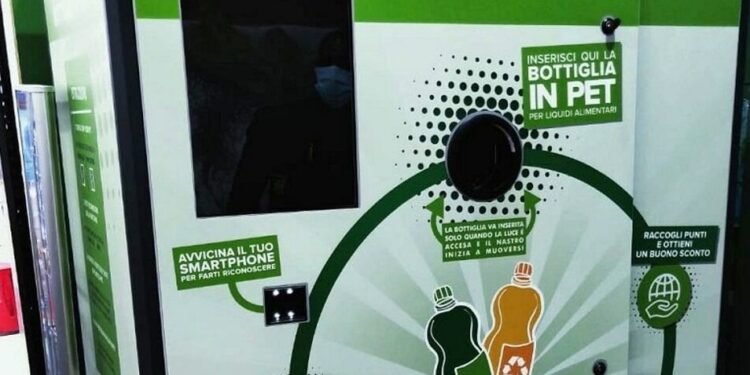 Il Comune installa il mangiaplastica: riduzione Tari per chi conferisce bottiglie di pet e sconti nei negozi