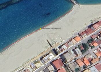 I limiti del divieto di balneazione a Vibo Marina, nei pressi del fosso antonucci