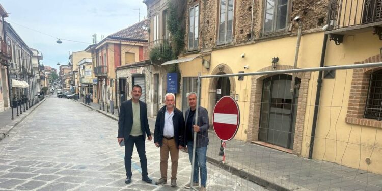 Gli assessori Salvatore Monteleone e Stefano Soriano su via Gagliardi a Vibo Valentia