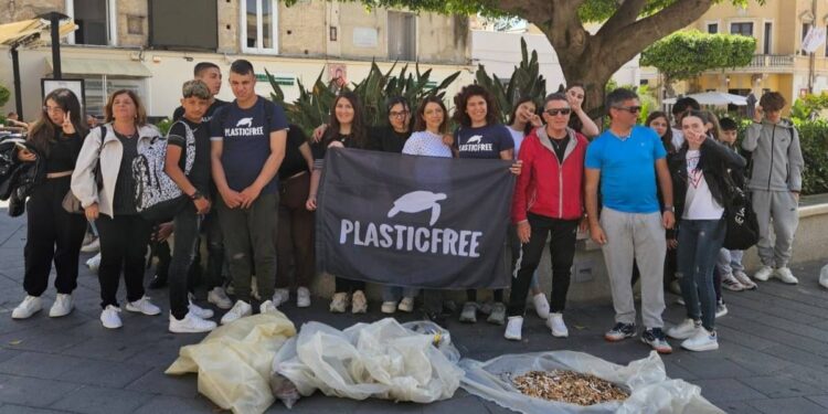Volontari di Plastic Free e studenti in Piazza Vittorio Veneto (1)