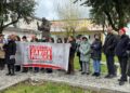 I cittadini e i componenti dell'osservatorio civico Città Attiva di fronte all'ospedale di Vibo Valentia