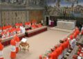 Una immagine dei cardinali nella Cappella Sistina in Vaticano in occasione del Conclave