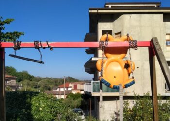 Atti vandalici nel Vibonese: deturpato un parco giochi per bambini – Foto