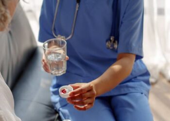 Un medico somministra un farmaco ad un paziente