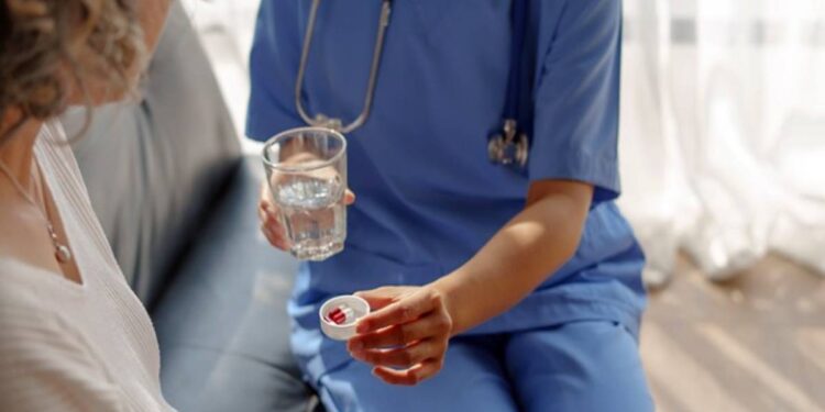 Un medico somministra un farmaco ad un paziente