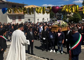 Mesiano di Filandari porge l’ultimo straziante saluto alla giovane Martina Piserà