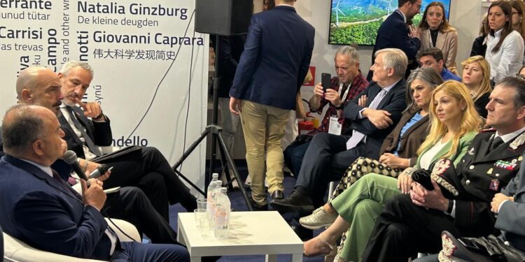 Salone del Libro di Torino, allo stand Calabria la visita del procuratore Gratteri