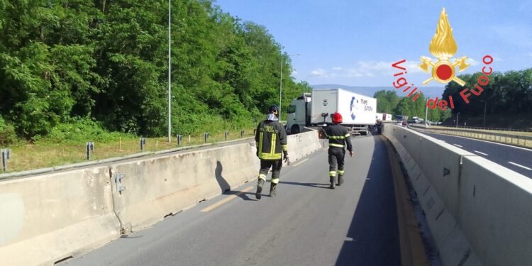 Incidente nel tratto vibonese dell’A/2, scontro tra un autotreno e un minibus della Polizia: sei agenti feriti