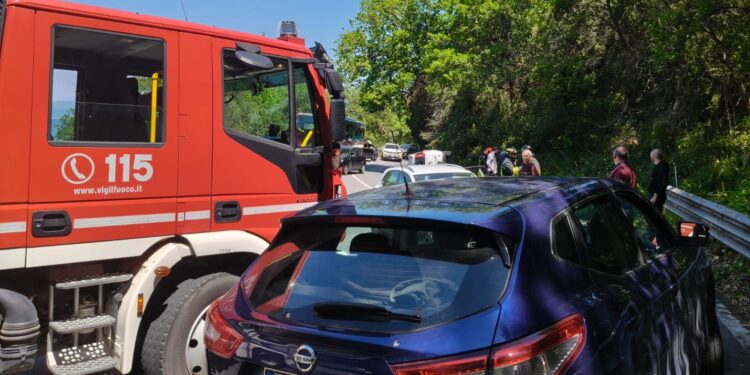 Vibo, paura questa mattina sulla strada statale 18: scontro frontale tra due auto – Foto