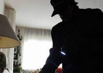 Un ladro in azione all'interno di una abitazione