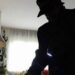 Un ladro in azione all'interno di una abitazione