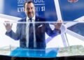 Matteo Salvini con il plastico del Ponte sullo Stretto di Messina