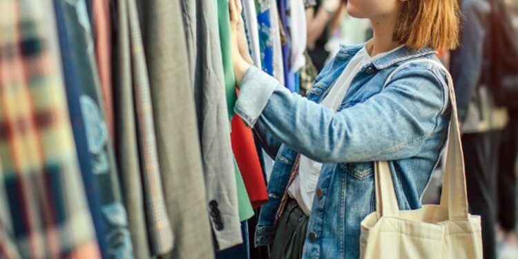 Una ragazza intenta a visitare un mercatino