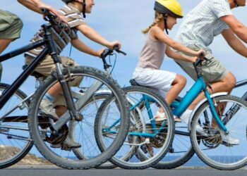 Una famiglia in bicicletta