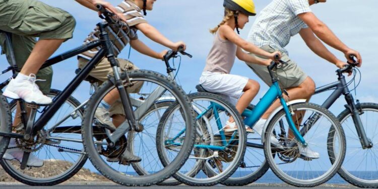 Una famiglia in bicicletta