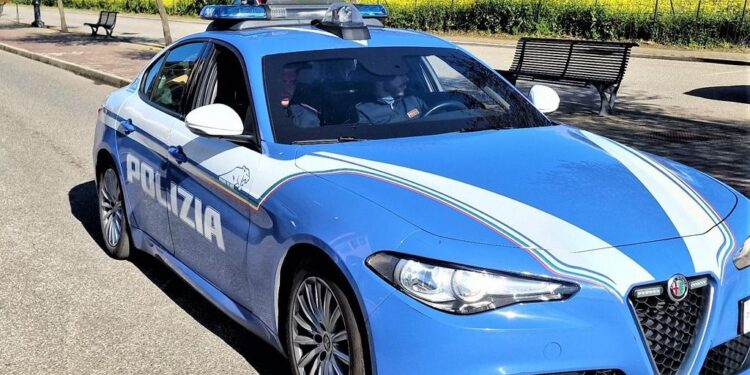 Giovane minaccia il personale di un fast food di Vibo: arriva la Polizia e lo arresta