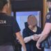 Gli agenti di polizia donano la spesa ad una anziana signora in Calabria