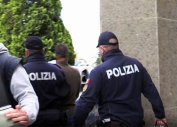 Gli agenti di Polizia della Questura di Vibo Valentia mentre eseguono un arresto