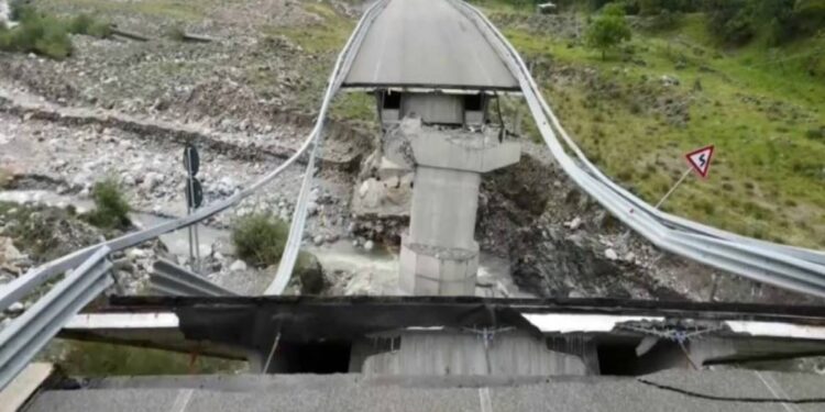 Il crollo del viadotto a Longobucco, in Calabria