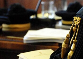 Un avvocato con la toga durante un processo