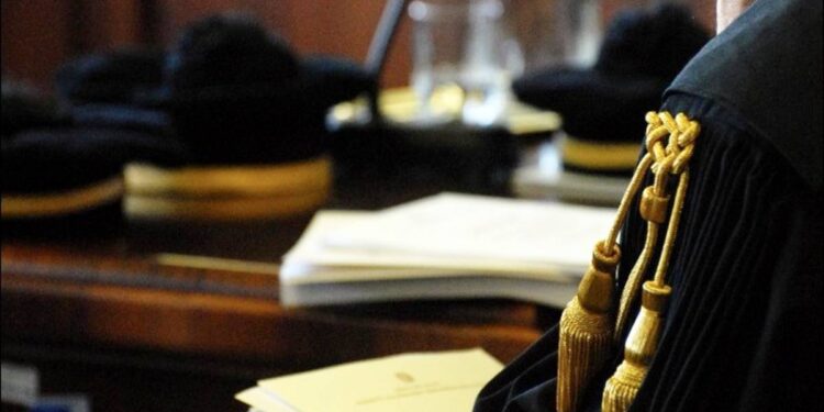 Un avvocato con la toga durante un processo