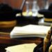 Un avvocato con la toga durante un processo