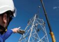 Operai al lavoro sulla rete elettrica