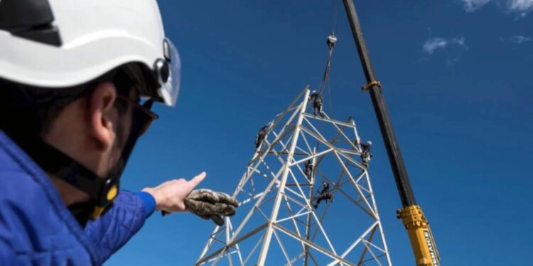 Operai al lavoro sulla rete elettrica